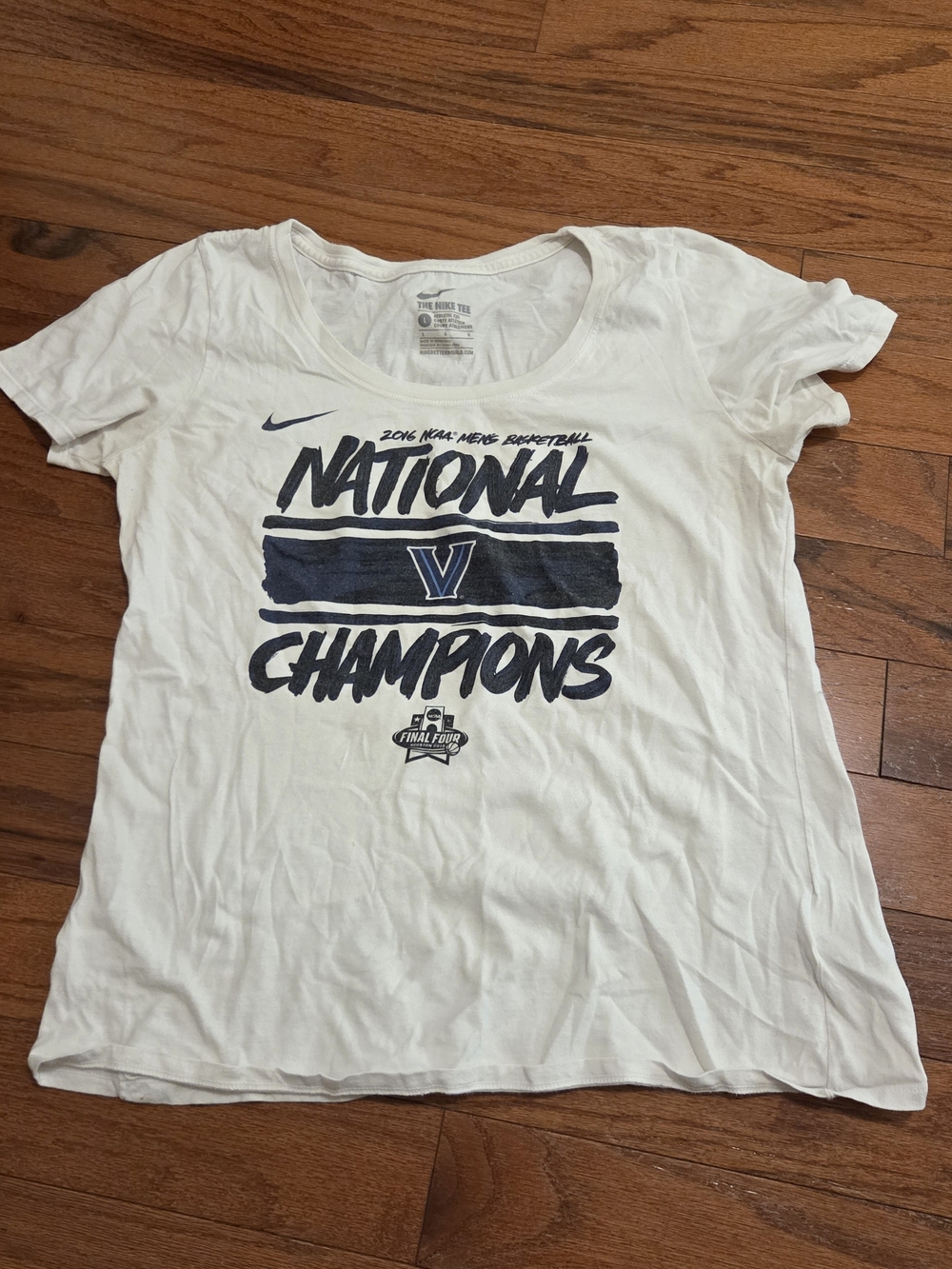 Nike Women's Large 2016 Villanova Wildcats Champions T-Shirt